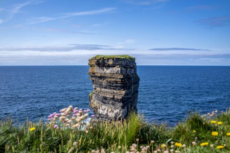 Foto de The Dun Briste Sea Stack Off The Cliffs Of Downpatrick Head In County Mayo - Irlanda. - Imagen libre de derechos