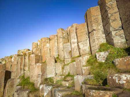 Foto de Algunas de las 40000 columnas de basalto entrelazadas en la Calzada de los Gigantes por Bushmills en Irlanda del Norte, Reino Unido. - Imagen libre de derechos
