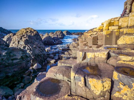 Téléchargez les photos : Quelques-unes des 40000 colonnes de basalte entrelacées de la Chaussée des Géants par Bushmills en Irlande du Nord, Royaume-Uni. - en image libre de droit