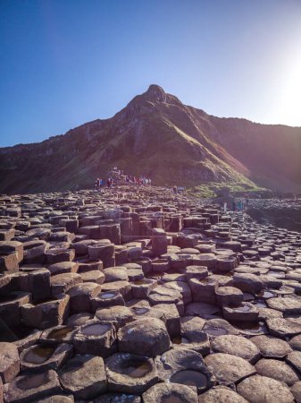 Foto de Algunas de las 40000 columnas de basalto entrelazadas en la Calzada de los Gigantes por Bushmills en Irlanda del Norte, Reino Unido. - Imagen libre de derechos