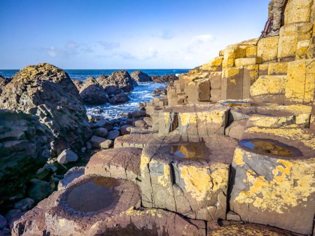 Téléchargez les photos : Quelques-unes des 40000 colonnes de basalte entrelacées de la Chaussée des Géants par Bushmills en Irlande du Nord, Royaume-Uni. - en image libre de droit