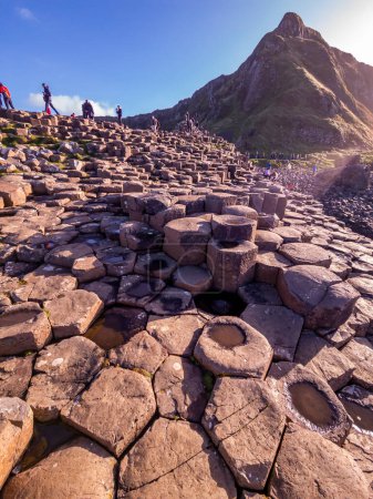 Foto de The Giants Causeway, 40000 columnas de basalto entrelazadas, por Bushmills en Irlanda del Norte, Reino Unido. - Imagen libre de derechos