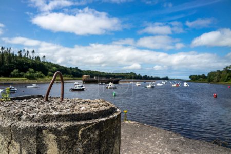Téléchargez les photos : BALLINA, IRLANDE - 15 JUILLET 2022 - Bateaux amarrés sur la rivière Moy. - en image libre de droit