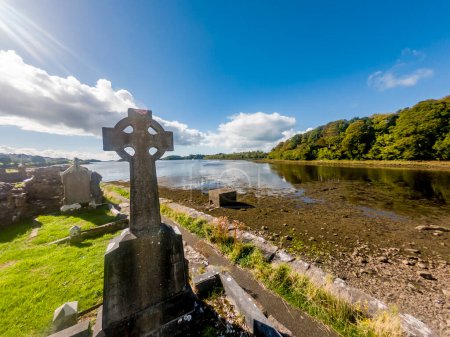 Foto de El histórico cementerio de la Abadía en la ciudad de Donegal, que fue construido por Hugh O Donnell en 1474, en el Condado de Donegal - Irlanda. - Imagen libre de derechos