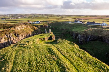 Foto de Dunseverick Castle es un pueblo ubicado en el condado de Antrim en el estado estadounidense de Irlanda del Norte. - Imagen libre de derechos
