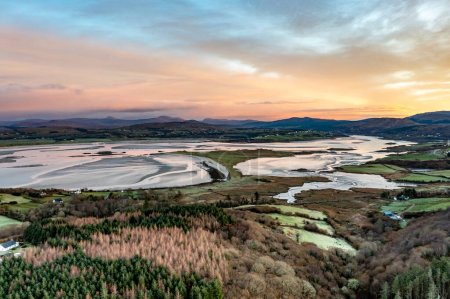 Téléchargez les photos : Vue aérienne de la baie de Gweebarra à Donegal - Irlande - en image libre de droit