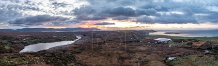 Foto de Vista aérea del increíble amanecer en Lough Fad por Portnoo en el Condado de Donegal - Imagen libre de derechos