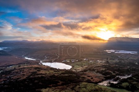 Foto de Vista aérea del increíble amanecer en Bonny Glen en el Condado de Donegal - Irlanda. - Imagen libre de derechos