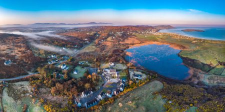 Téléchargez les photos : Vue aérienne de la maison du lac au lac Clooney à Narin par Portnoo, comté de Donegal - Irlande. - en image libre de droit