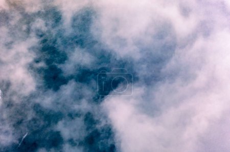 Foto de Vista aérea dramática de las nubes desde arriba en los acantilados de la Slieve League en el Condado de Donegal, Irlanda. - Imagen libre de derechos