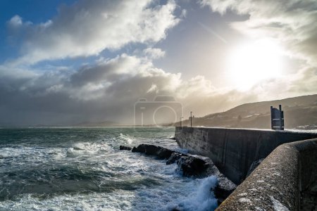 Foto de Olas que se estrellan contra el muelle en el puerto de Portnoo después de la tormenta Franklin - Condado de Donegal, República de Irlanda. - Imagen libre de derechos