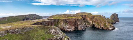 Foto de The cliffs and sea stacks An Tor Mor and the Wishing Stone at Port Challa on Tory Island, County Donegal, Ireland. - Imagen libre de derechos