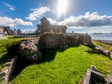 Téléchargez les photos : Le cimetière historique de l'abbaye de Donegal, construit par Hugh O Donnell en 1474, dans le comté de Donegal - Irlande. - en image libre de droit