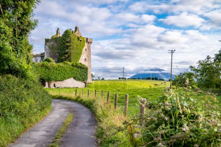 Téléchargez les photos : Château de Deel, dans Irish Caislean na Daoile, a été construit au 16ème siècle - Comté de Mayo, Irlande. - en image libre de droit