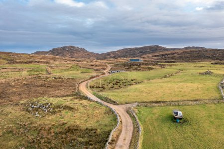 Téléchargez les photos : Aerial view of the track to Agnish Lough by Maghery, Dungloe - County Donegal - Ireland - en image libre de droit