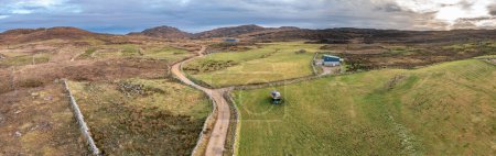 Téléchargez les photos : Aerial view of the track to Agnish Lough by Maghery, Dungloe - County Donegal - Ireland - en image libre de droit