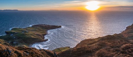 Schöner Sonnenuntergang auf der Halbinsel Muckross Head etwa 10 km westlich des Dorfes Killybegs in der Grafschaft Donegal an der Westküste Irlands.