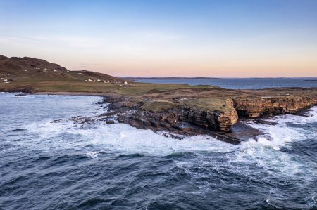 Téléchargez les photos : Muckross Head peninsula during sunset - about 10 km west of Killybegs village in county Donegal on the west coast of Ireland. - en image libre de droit