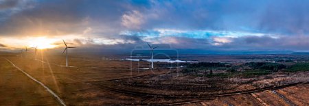 Foto de Increíble amanecer en el parque eólico Loughderryduff entre Ardara y Portnoo en el Condado de Donegal, Irlanda. - Imagen libre de derechos