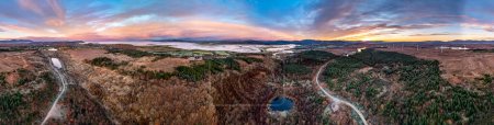 Foto de Vista aérea del increíble amanecer en Bonny Glen por Portnoo en el Condado de Donegal - Imagen libre de derechos