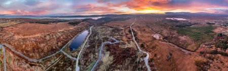 Foto de Vista aérea del increíble amanecer en Bonny Glen por Portnoo en el Condado de Donegal - Imagen libre de derechos
