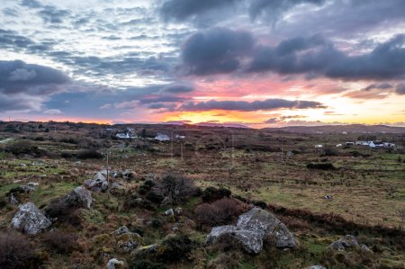 Foto de Beautiful sunset in Clooney by Portnoo in County Donegal - Imagen libre de derechos