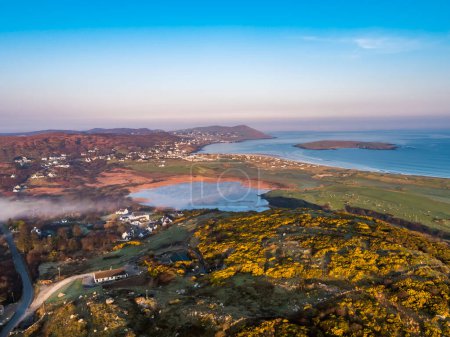 Foto de Vista aérea del lago Clooney en Narin y Portnoo, Condado de Donegal - Irlanda. - Imagen libre de derechos