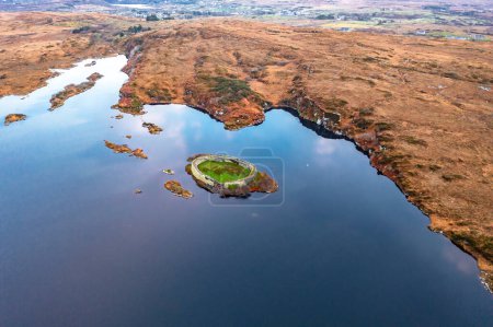 Foto de Vista aérea de Lough Doon entre Portnoo y Ardara, famosa por el fuerte medieval - Condado de Donegal - Irlanda - Imagen libre de derechos