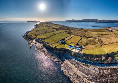 Téléchargez les photos : Vue aérienne de la côte rocheuse en face du Ballysaggart Ringfort à St Johns Point dans le comté de Donegal - Irlande - en image libre de droit
