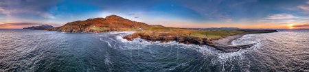 Téléchargez les photos : Muckross Head peninsula during sunset - about 10 km west of Killybegs village in county Donegal on the west coast of Ireland. - en image libre de droit