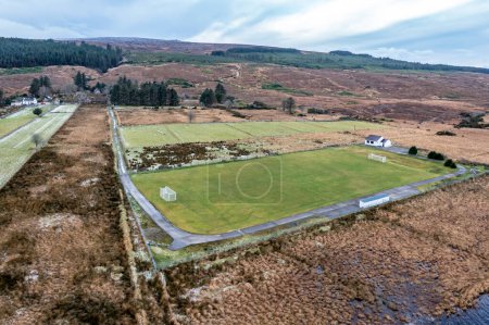 Foto de Aerial view of the GAA pitch next to Mount Errigal in Donegal - Ireland - Imagen libre de derechos