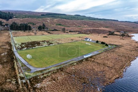 Foto de Aerial view of the GAA pitch next to Mount Errigal in Donegal - Ireland - Imagen libre de derechos