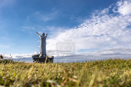 Téléchargez les photos : Manannan Mac Lir Statue de John Darre Sutton - Il est un guerrier et roi dans la mythologie irlandaise qui est associé à la mer et souvent interprété comme un dieu de la mer - Gortmore, Irlande du Nord. - en image libre de droit