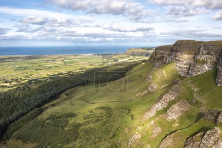 Téléchargez les photos : La belle montagne de Binevenagh près de Limavady en Irlande du Nord, Royaume-Uni. - en image libre de droit