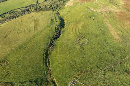 Foto de Vistas aéreas de ruinas y rediles redondos en Gortmore en Irlanda del Norte. - Imagen libre de derechos