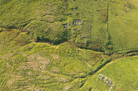 Foto de Vistas aéreas de ruinas y rediles redondos en Gortmore en Irlanda del Norte. - Imagen libre de derechos