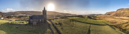 Téléchargez les photos : Vue aérienne de l "Église d'Irlande à Glencolumbkille - République d'Irlande. - en image libre de droit