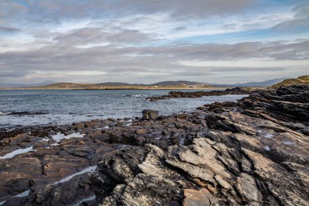 Foto de Las rocas de Carrickfad por Portnoo en Narin Strand en el Condado de Donegal Irlanda. - Imagen libre de derechos