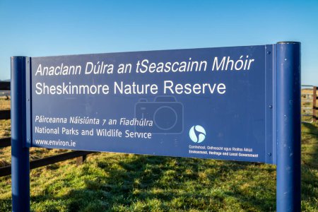 Téléchargez les photos : ARDARA, COUNTY DONEGAL, IRELAND - DECEMBER 31 2019 : Sign explaining the Sheskinmore Nature Reserve. - en image libre de droit