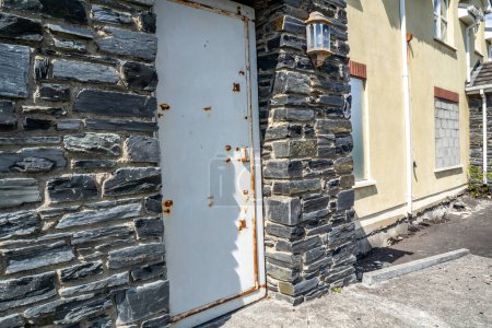 Foto de Radharc An Seascan, Meenmore, Dungloe, Condado de Donegal, Irlanda - 30 de mayo de 2021: Las casas construidas en 2007 que se hunden en el pantano de turba siguen en pie. - Imagen libre de derechos