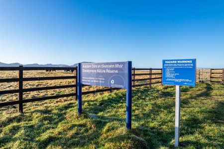 Téléchargez les photos : ARDARA, COUNTY DONEGAL, IRELAND - DECEMBER 31 2019 : Sign explaining the Sheskinmore Nature Reserve. - en image libre de droit