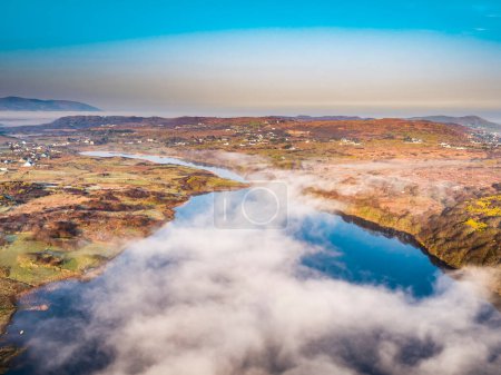 Téléchargez les photos : Vue aérienne de la mode de Lough dans le brouillard matinal, comté de Donegal, République d'Irlande. - en image libre de droit