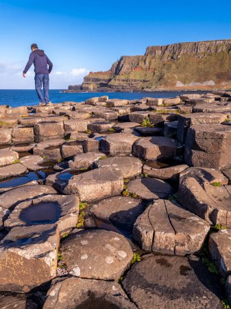 Téléchargez les photos : The Giants Causeway, 40000 colonnes de basalte entrelacées, par Bushmills en Irlande du Nord, Royaume-Uni. - en image libre de droit