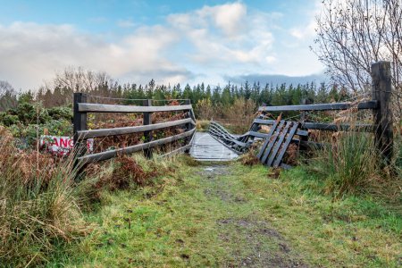 Téléchargez les photos : Un vieux pont en bois pourri sur la rivière Owenea par Ardara dans le comté de Donegal - Irlande. - en image libre de droit