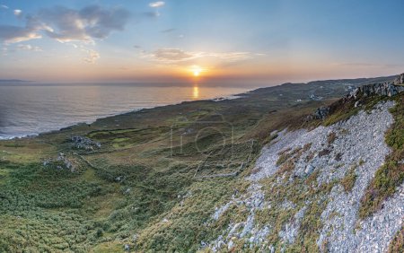 Foto de Puesta de sol en Crohy Head en el Condado de Donegal - Irlanda. - Imagen libre de derechos