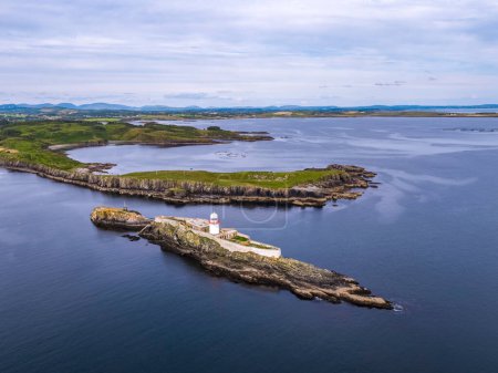 Téléchargez les photos : Vue aérienne du phare de Rotten Island avec Killybegs en arrière-plan - Comté de Donegal - Irlande
. - en image libre de droit