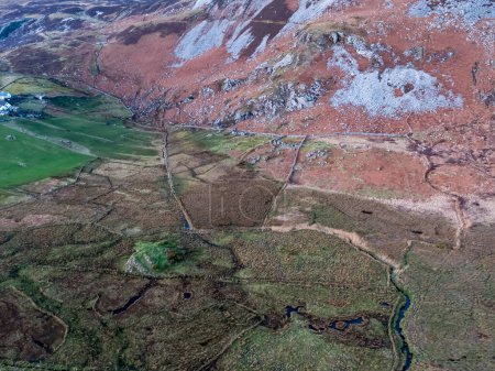 Téléchargez les photos : Vue aérienne de Glencolumbkille dans le comté de Donegal, République d'Irleand. - en image libre de droit