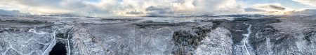 Téléchargez les photos : Vue aérienne de Bonny Glen Woods recouverte de neige par Portnoo dans le comté de Donegal, Irlande - en image libre de droit
