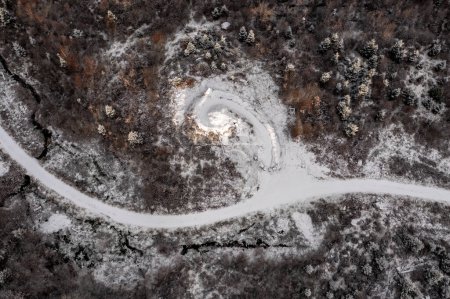 Foto de Vista aérea de Bonny Glen Woods cubierta de nieve por Portnoo en el Condado de Donegal, Irlanda - Imagen libre de derechos