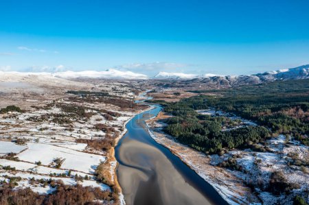 Foto de Vista aérea del río Gweebarra cubierto de nieve entre Doochary y Lettermacaward en Donegal - Irlanda. - Imagen libre de derechos
